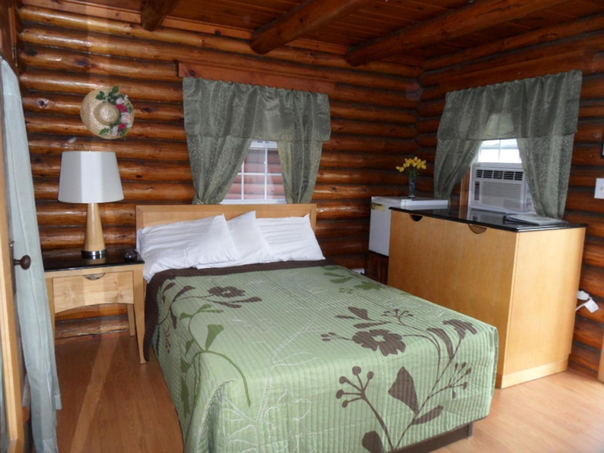 Seven Dwarfs Cabin - On The Brook Cabins Lac George Chambre photo