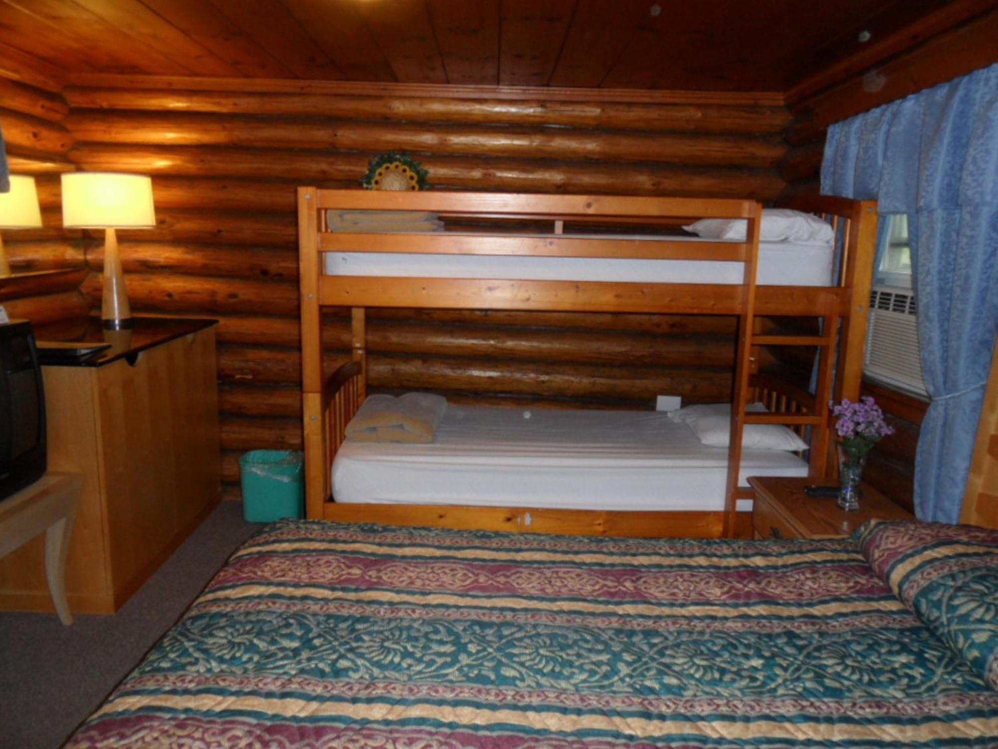 Seven Dwarfs Cabin - On The Brook Cabins Lac George Chambre photo