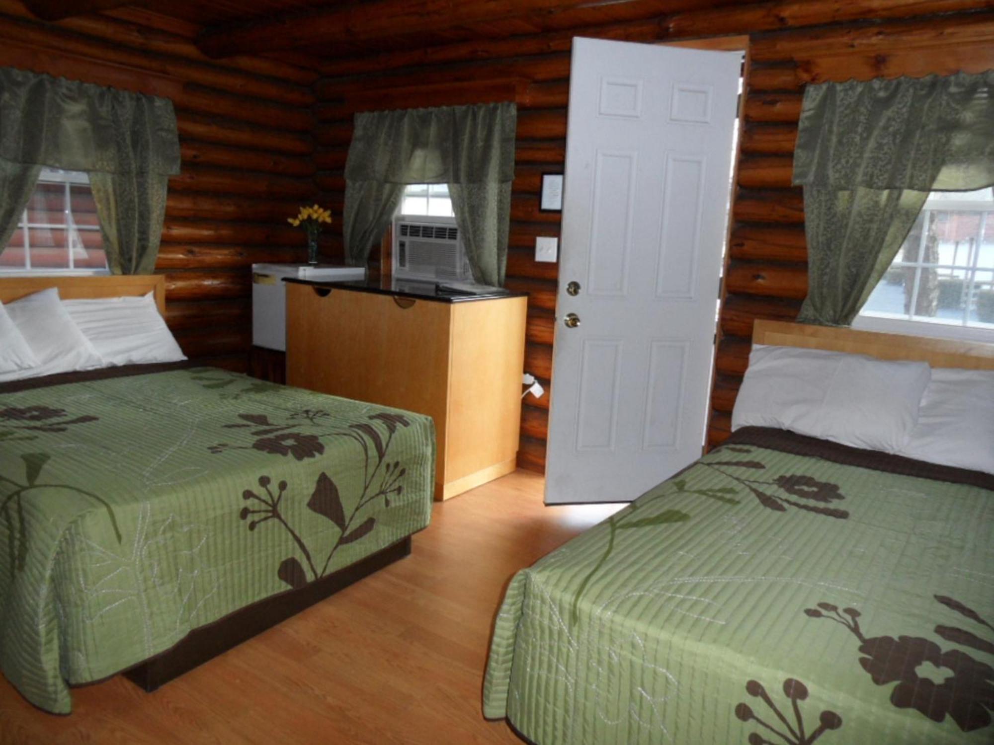 Seven Dwarfs Cabin - On The Brook Cabins Lac George Chambre photo